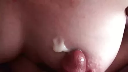 Yüksek hileler hizmetçi gibi görünüyor amatör sikişler