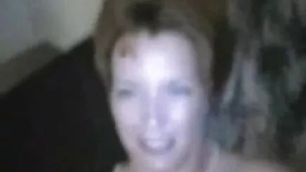 Ofis kadın seduces bir çift içinde porno amatör gizli bir banyo