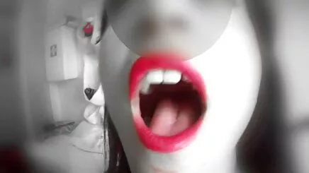 Jillian Janson amatör çekim porno kedi ile oynuyor